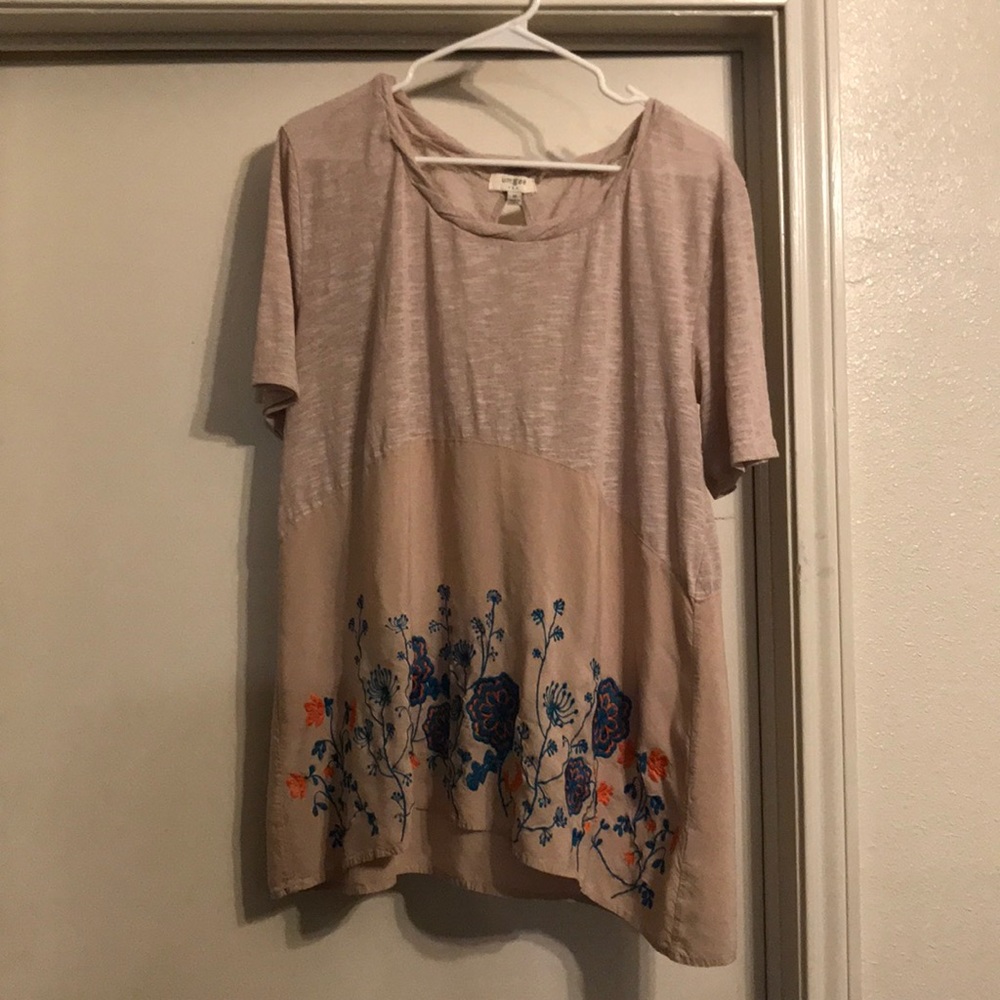 Cream short sleeve w/ flower detail